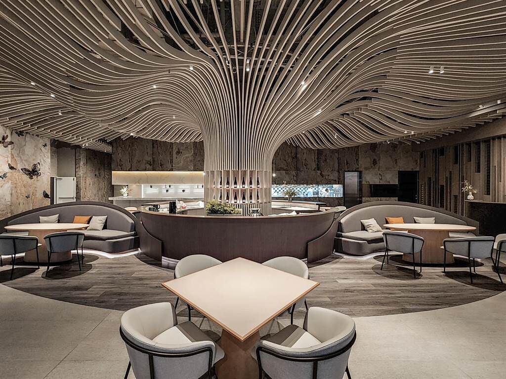 「Papillon」餐廳整體設計以「都市森林」為主軸，中央吧台區如枝葉灑落，明亮寬闊。(Papillon提供