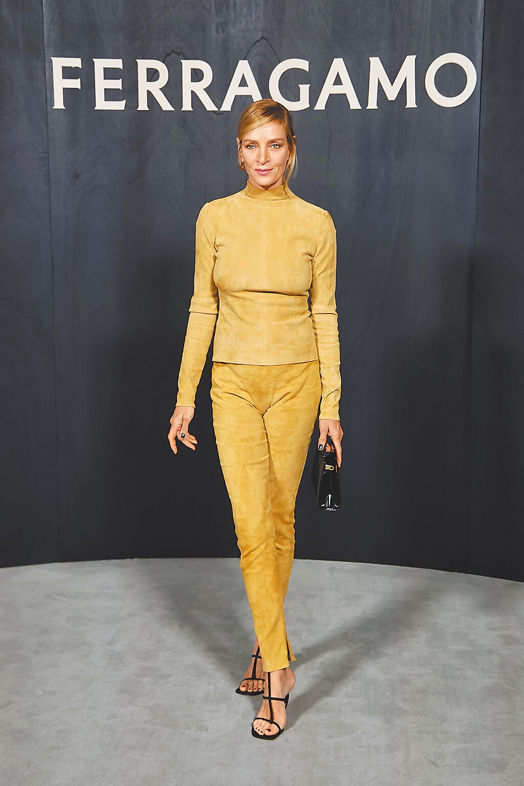 好萊塢女星鄔瑪舒曼以《追殺比爾》類似的黃色褲裝亮相。（FERRAGAMO提供）