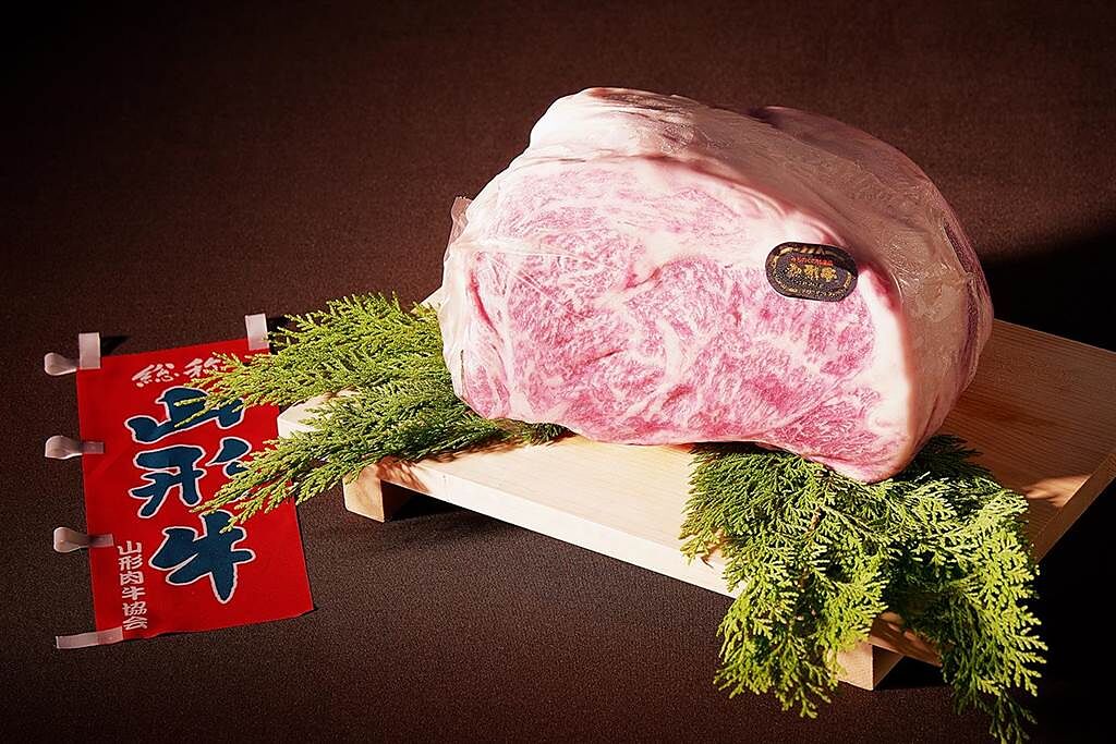 HAYASE鐵板燒推出山形A5等級和牛，肉質輕盈，大理石紋理細緻，豐潤肉質入口即化。(JR東日本大飯店台北提供)