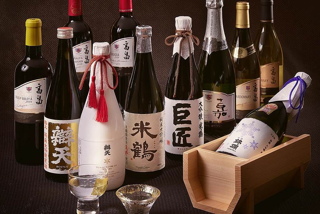 一系列來自山形高畠的日本酒及葡萄酒款，有日料專業的唎酒師推薦，進行餐酒搭配。(JR東日本大飯店台北提供)