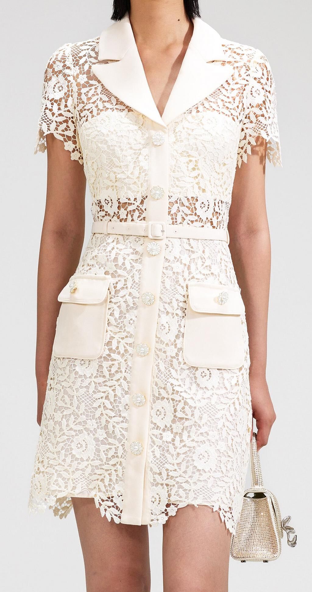 新光三越SELF－PORTRAIT奶油白經典水溶蕾絲西裝領洋裝，推薦價1萬8800元。（新光三越提供）