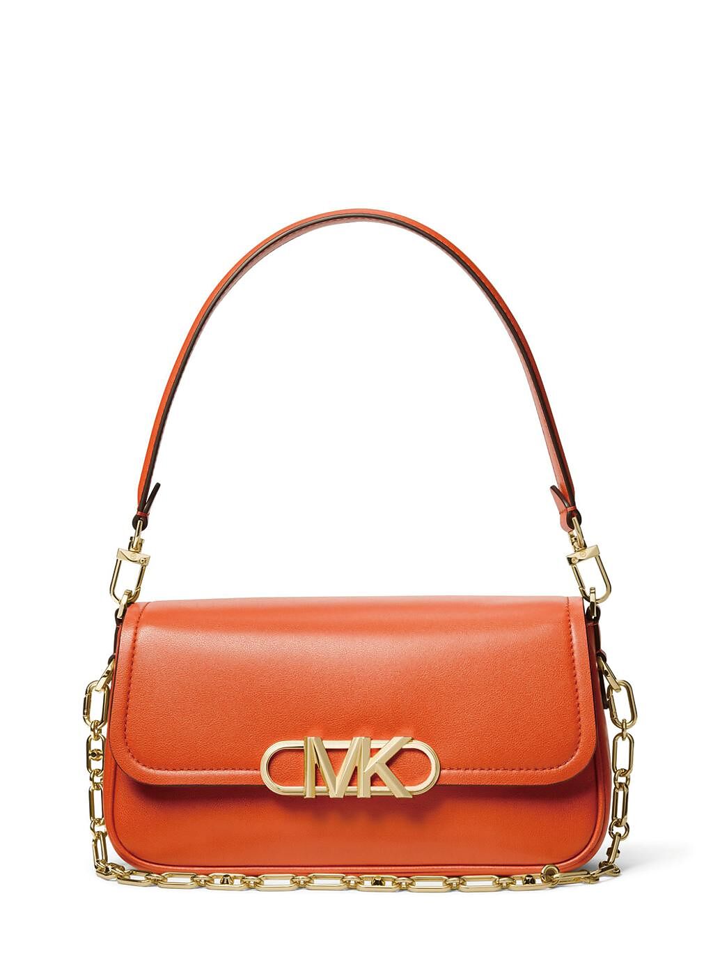 SOGO忠孝館MICHAEL KORS Parker亮橘金屬飾側背包，2萬2000元。（SOGO提供）