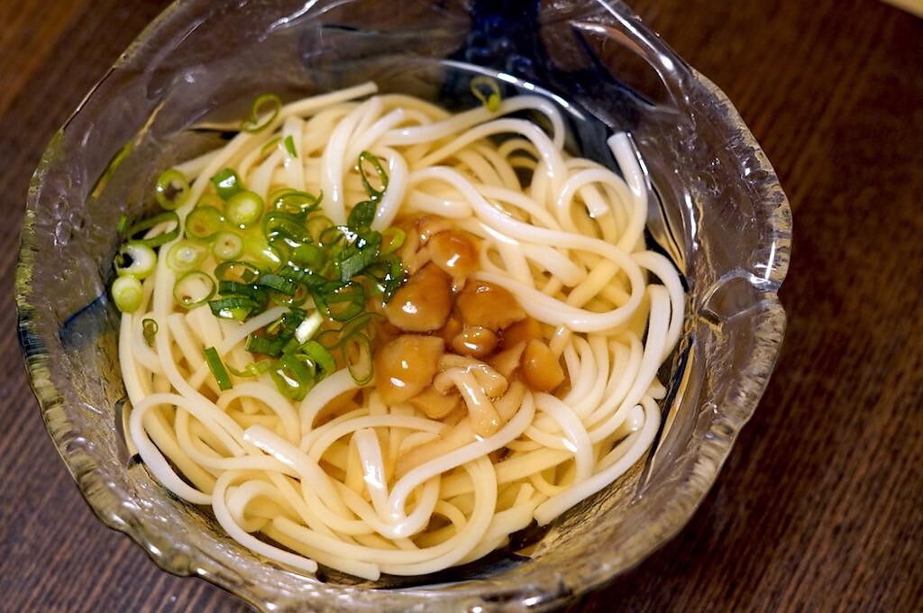 湯之宿元湯打造的晚餐中也能品嘗到來湯澤市必吃的稻庭烏龍麵。（何書青攝）