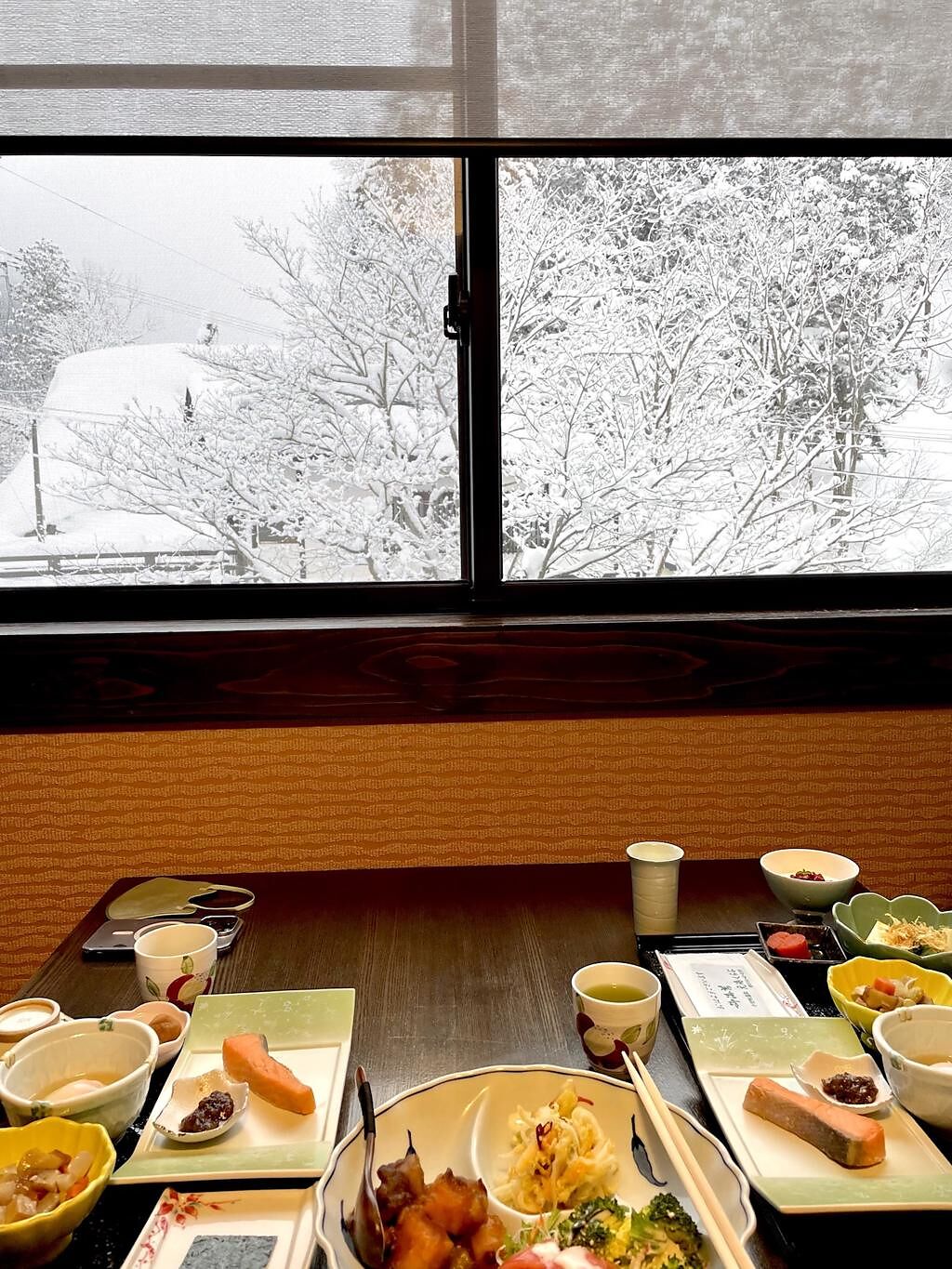 在湯之宿元湯享用早餐也有美麗的雪景陪襯。（何書青攝）