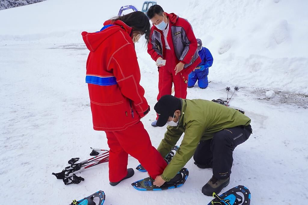 由專人指導解說，教遊客穿雪鞋健走。
