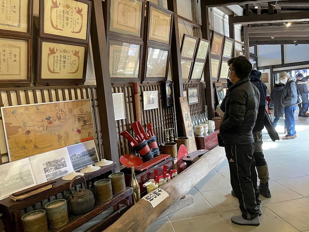 木村酒造歷史悠久，旅人也能在此參觀各式傳統的釀酒工具及了解歷史故事。（何書青攝）