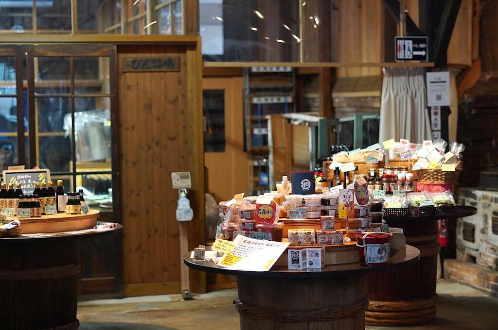 在「石孫本店」除了能一步步參訪傳承古法的味噌及醬油釀造製程，也有多款商品能購買。（何書青攝）