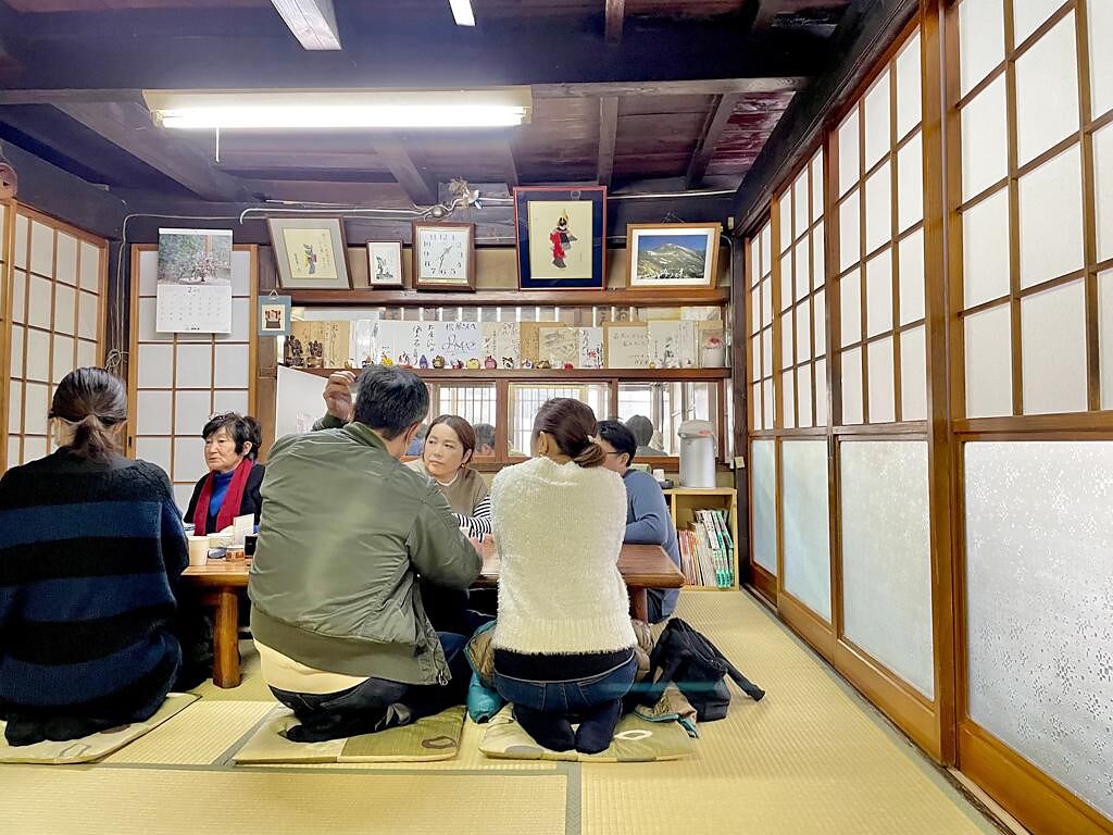 松屋蕎麥麵是在地人都愛的人氣排隊名店，店內用餐環境像到了日本人家中作客般溫馨。（何書青攝）
