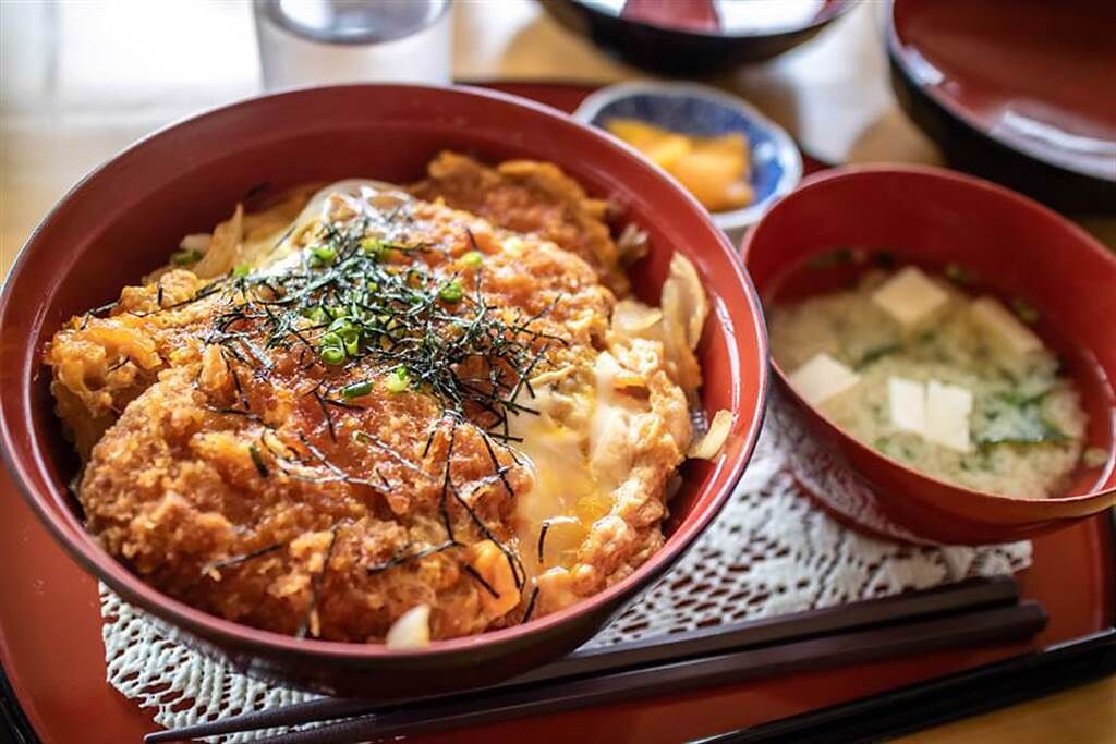日式24小時餐廳來台插旗，卻出現一天只營業8小時的奇景。（示意圖／Shutterstock）