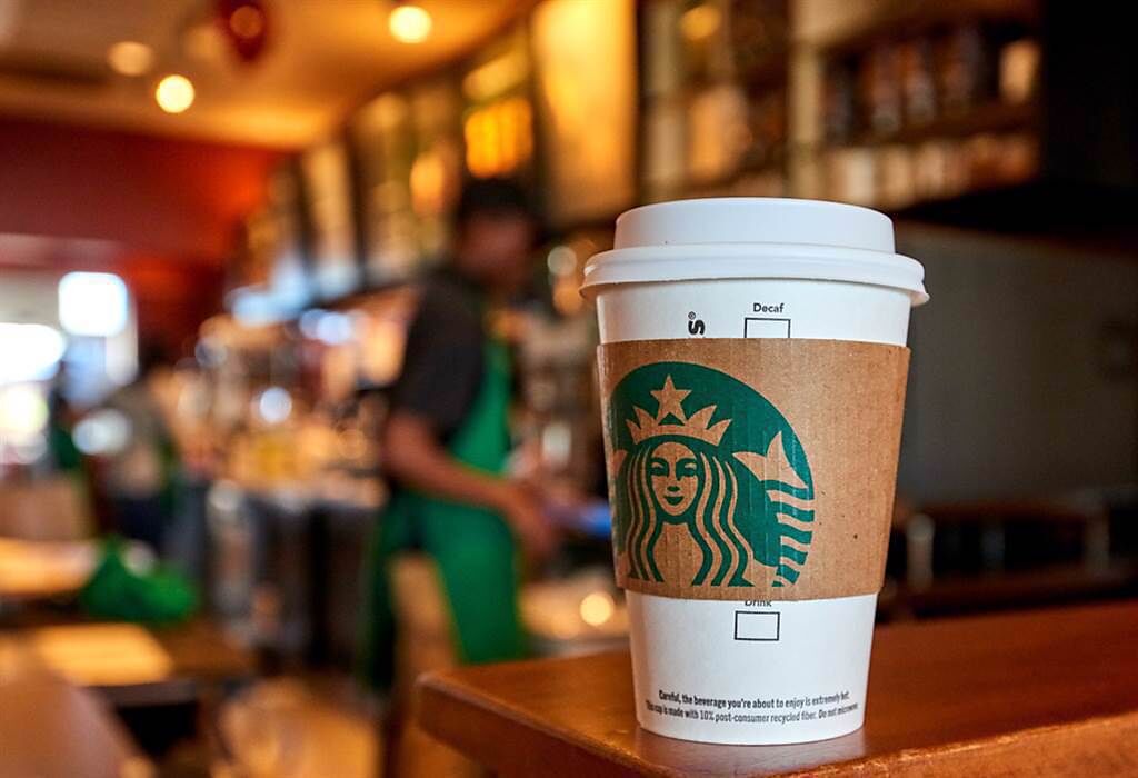 星巴克和4大超商在明天開工日都推出咖啡優惠活動。（示意圖／Shutterstock）