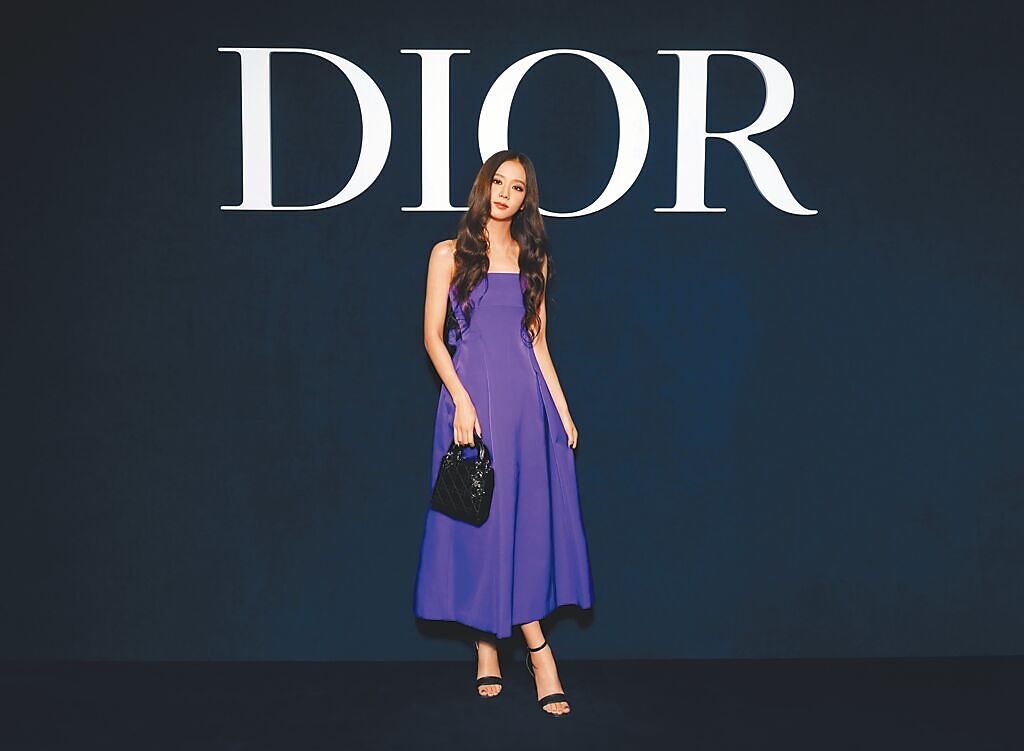 Jisoo以一身深紫色早秋平口禮服亮相，氣勢強壓全場。（Dior提供）