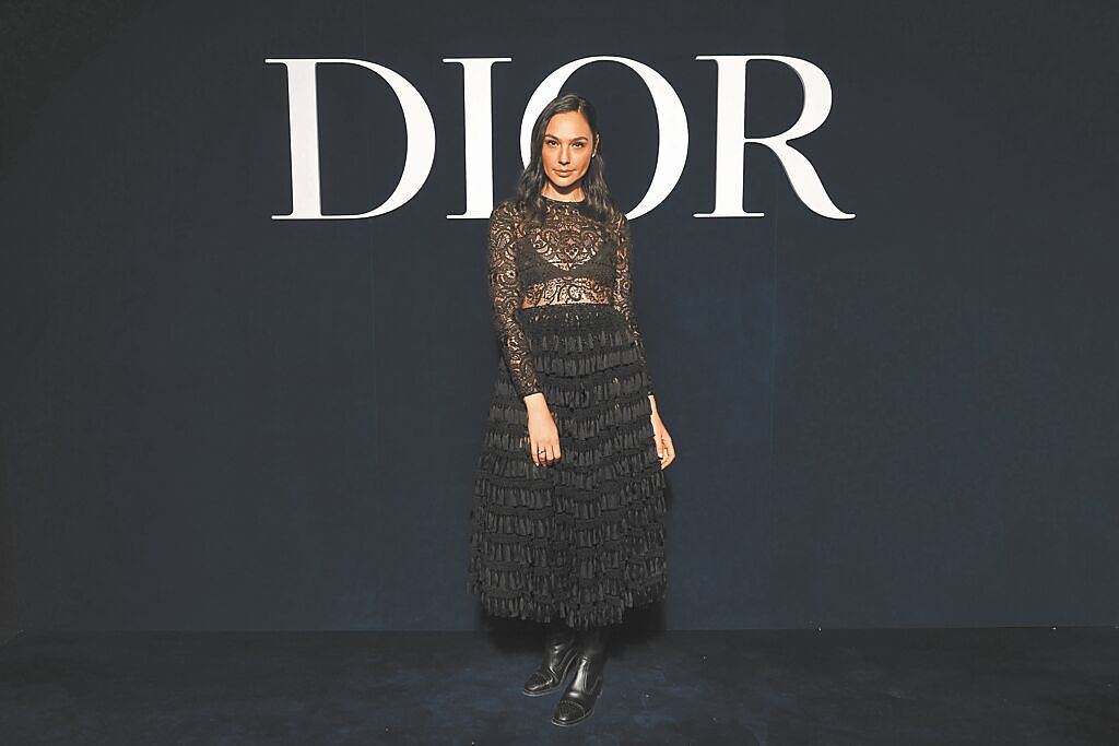 「神力女超人」蓋兒加朵以蕾絲透視裝出席Dior時尚秀。（Dior提供）