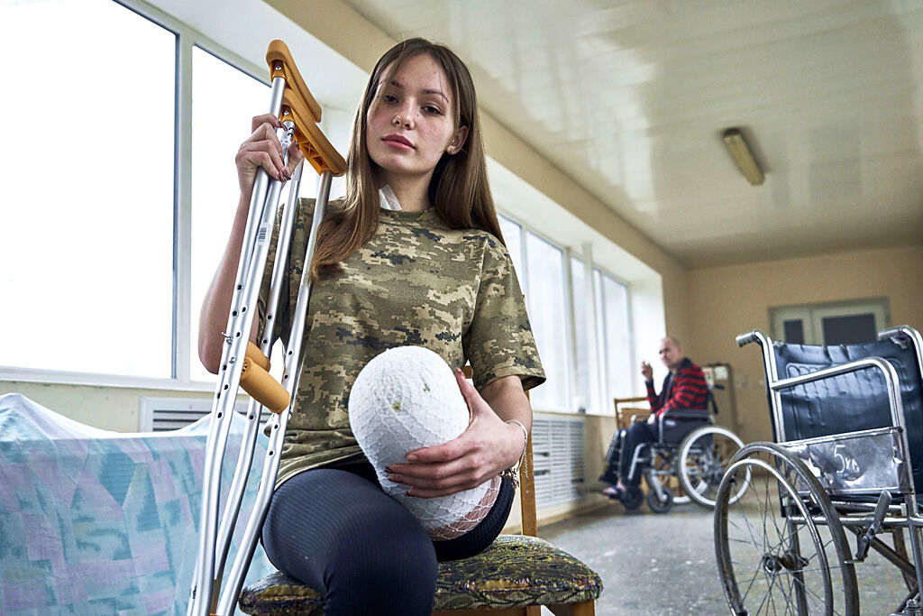 烏克蘭18歲女孩魯斯蘭娜（Ruslana Danylkin）自願上戰場前線擔任通信兵，她日前遭到俄軍轟炸，一條腿被炸斷，差10秒就喪命，最終奇蹟生還。（圖／美聯社）
