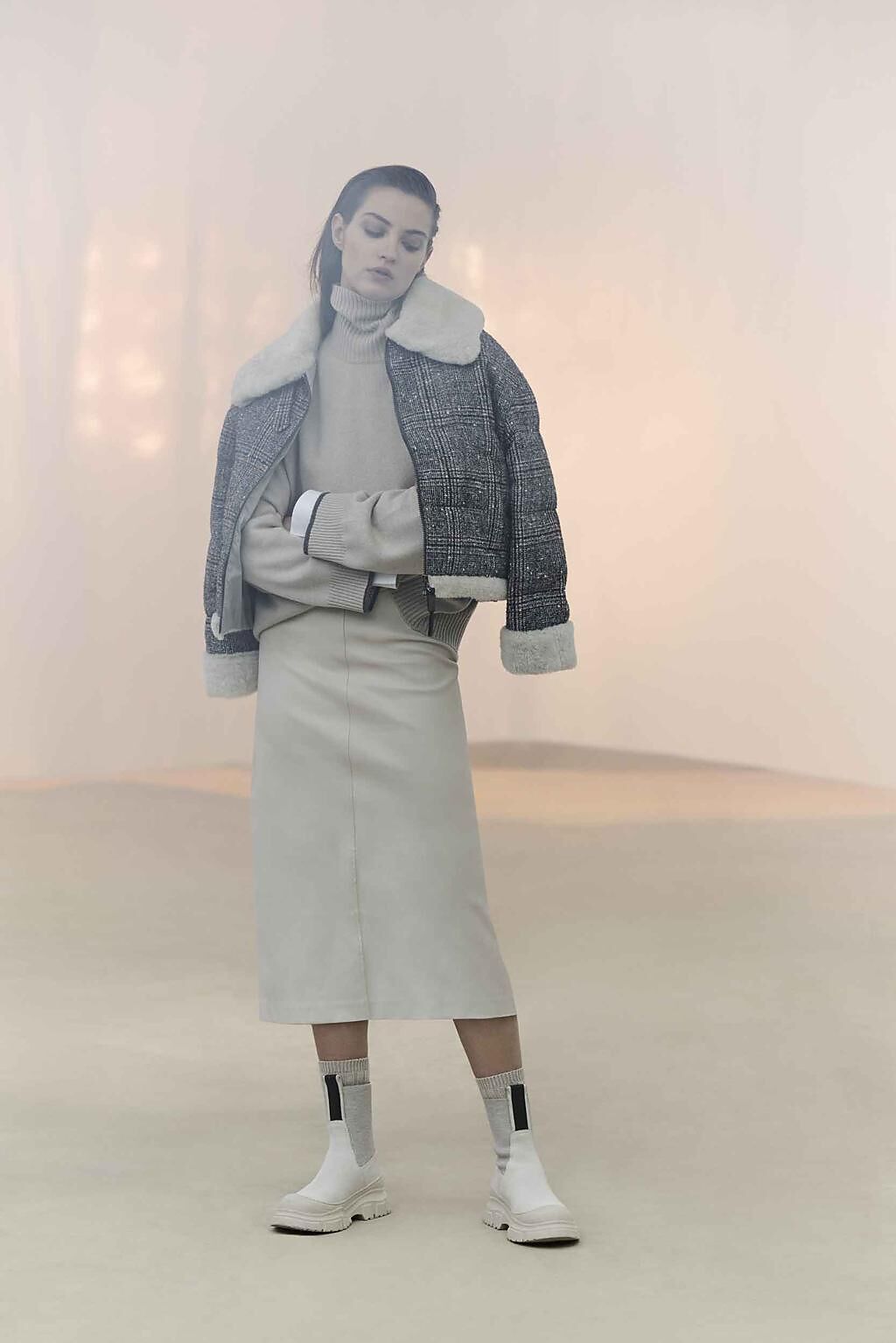 Brunello Cucinelli 2023秋冬女裝系列，以剪羊毛點綴的夾克體現優雅、率性的時尚風範。（Brunello Cucinelli提供）