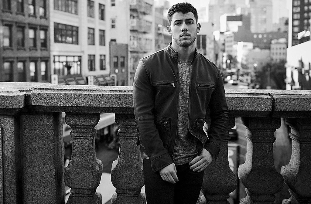 尼克·強納斯 (Nick Jonas)身穿 john varvatos拍攝形象廣告。（john varvatos提供）