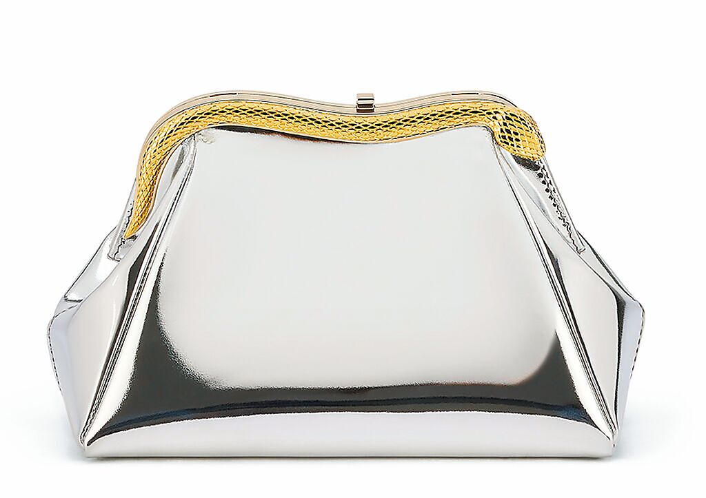 寶格麗Serpentine Pouch銀色鏡面小牛皮手拿包，10萬2900元。（BVLGARI提供）