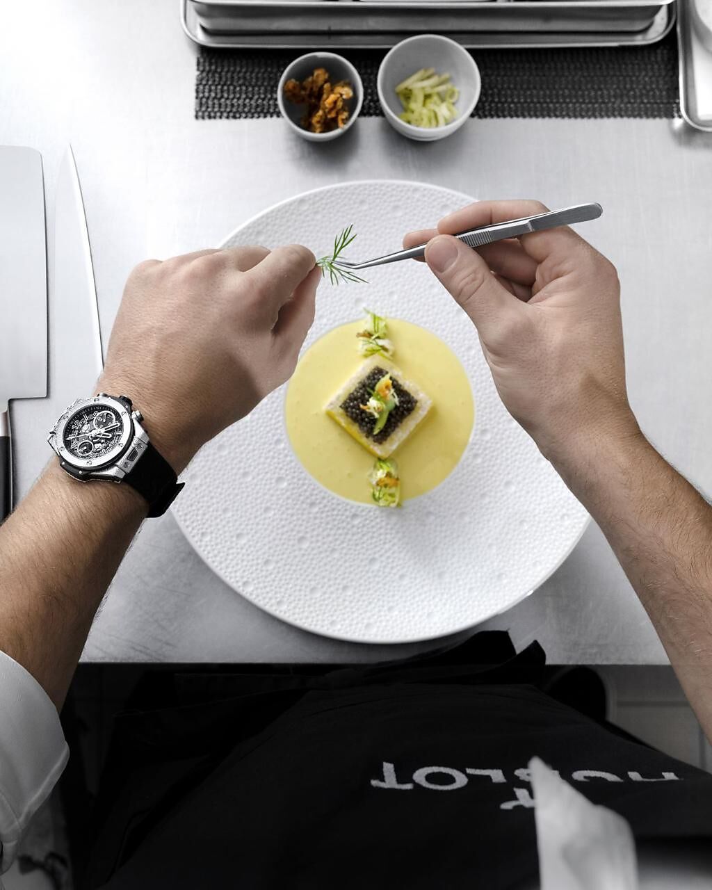 宇舶BIG BANG UNICO星廚腕表與星級美食的唯美擺盤相映襯，更添品味。（HUBLOT提供）