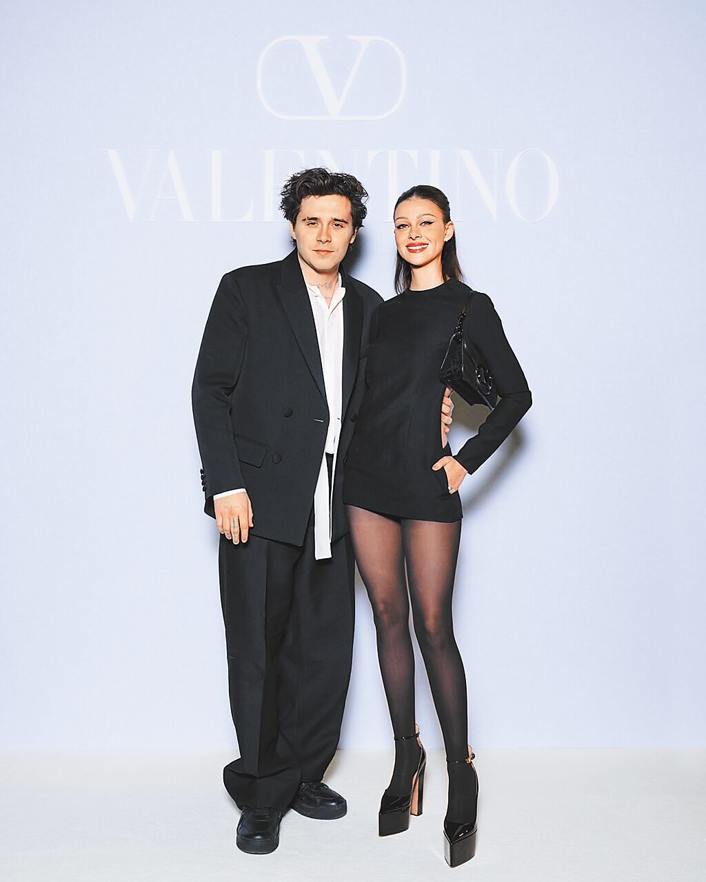 布魯克林貝克漢（左）與新一代貝嫂妮可拉佩茲以黑白雙色現身Valentino大秀。（Valentino提供）