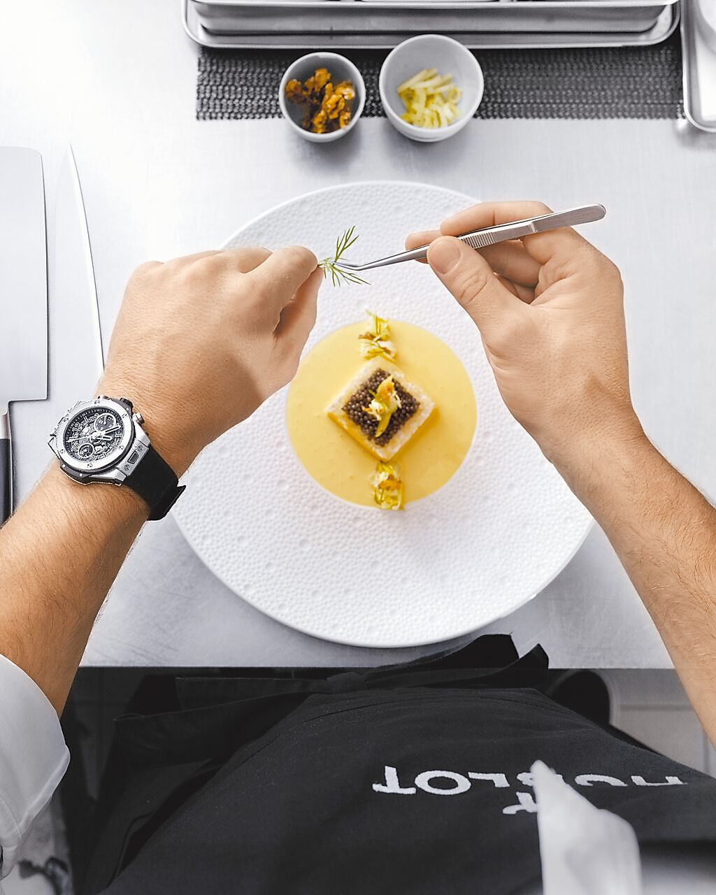 宇舶BIG BANG UNICO星廚腕表與星級美食的唯美擺盤相映襯，更添品味。（HUBLOT提供）