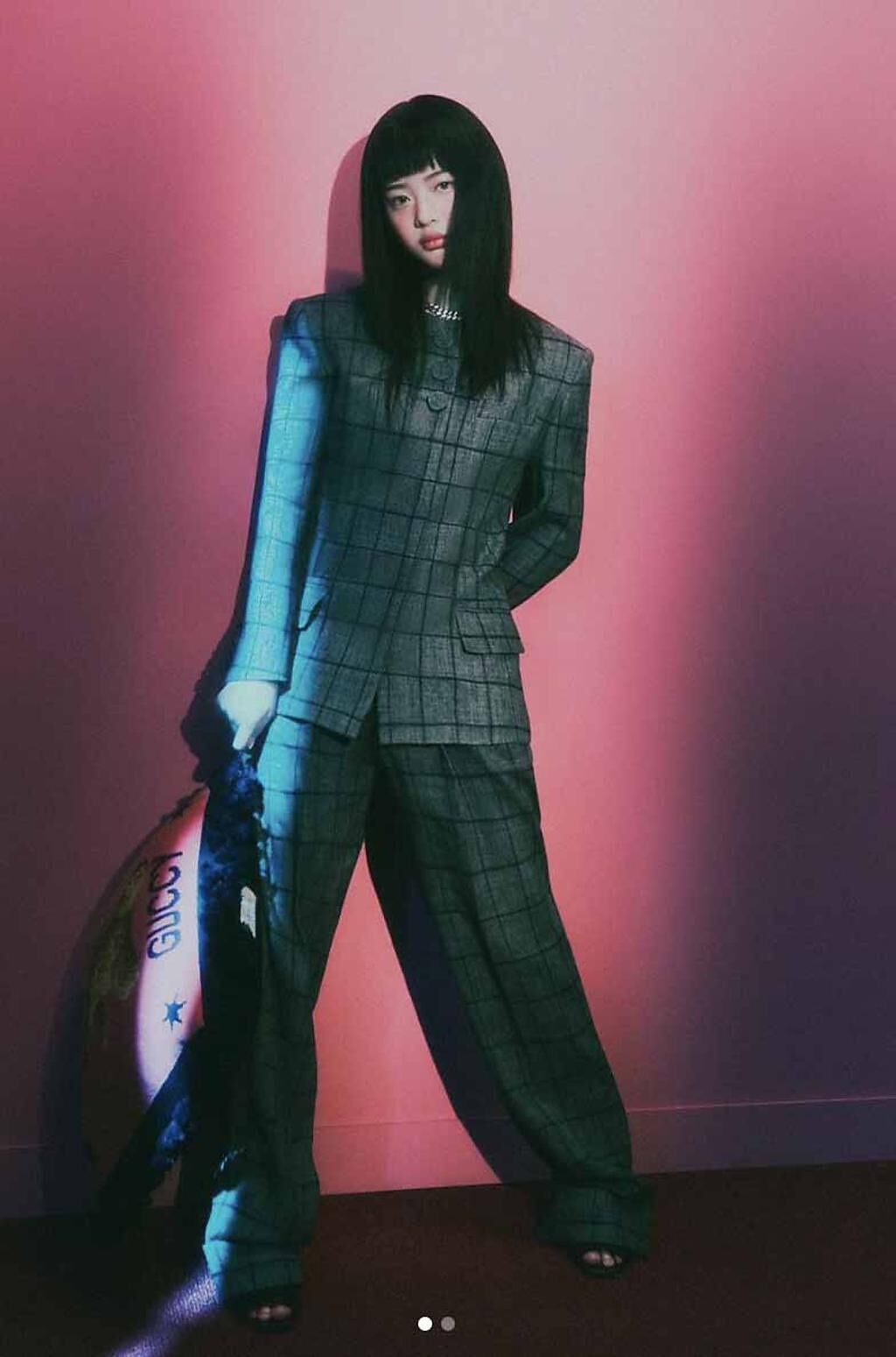 NewJeans Hanni身穿Gucci 2023春夏系列登上韓國版美麗佳人。（擷取自Gucci IG ）