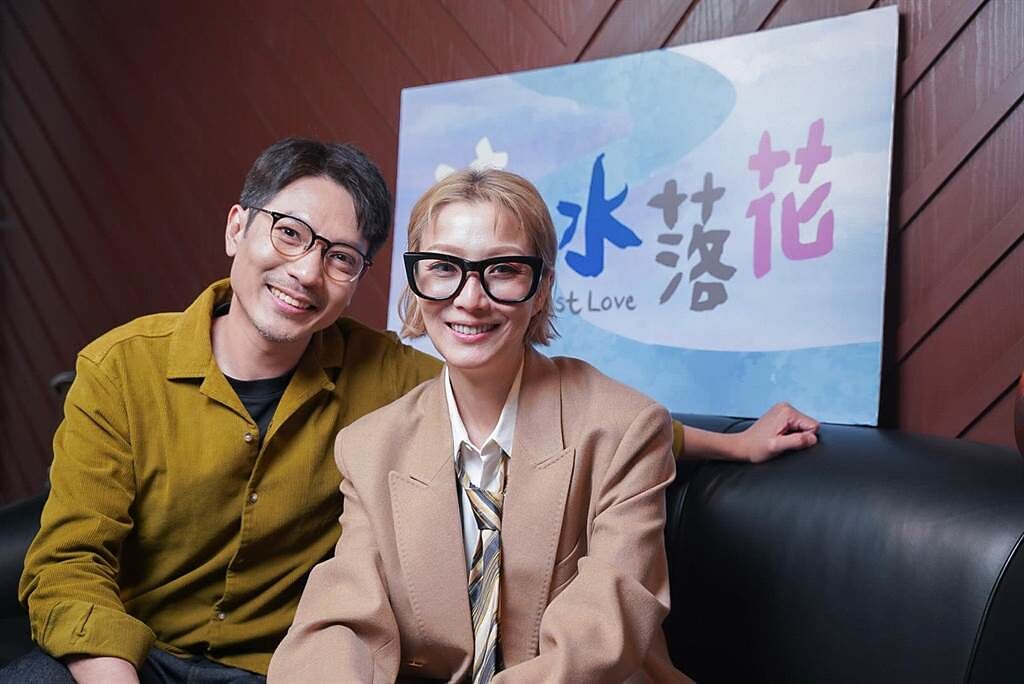 鄭秀文（右）、陸駿光為《流水落花》接受台灣媒體視訊訪問。（甲上娛樂提供）