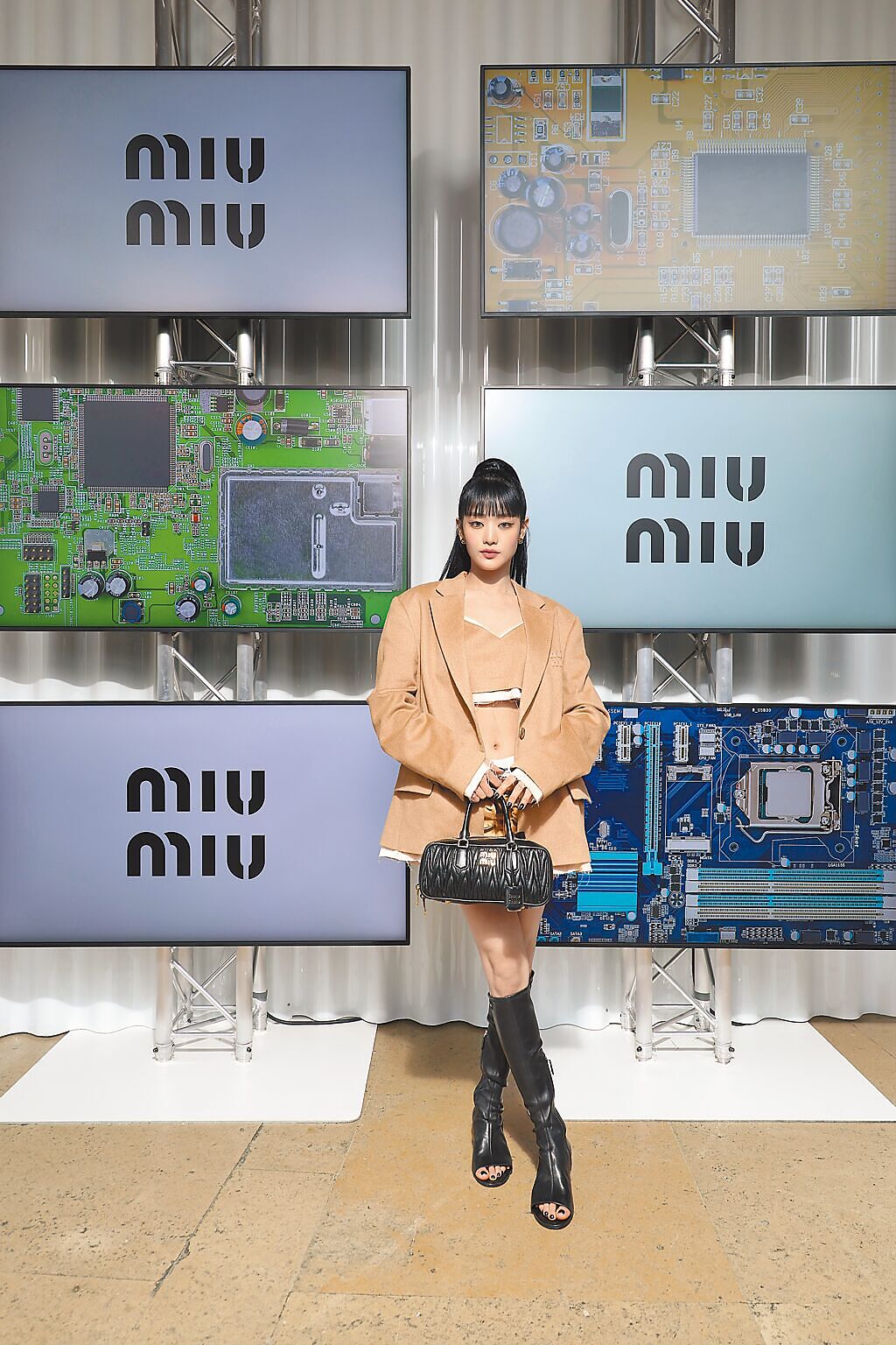 Minnie穿上Miu Miu超級合拍，完美展現了Miu Miu該有的年輕與叛逆氣質。（Miu Miu提供）
