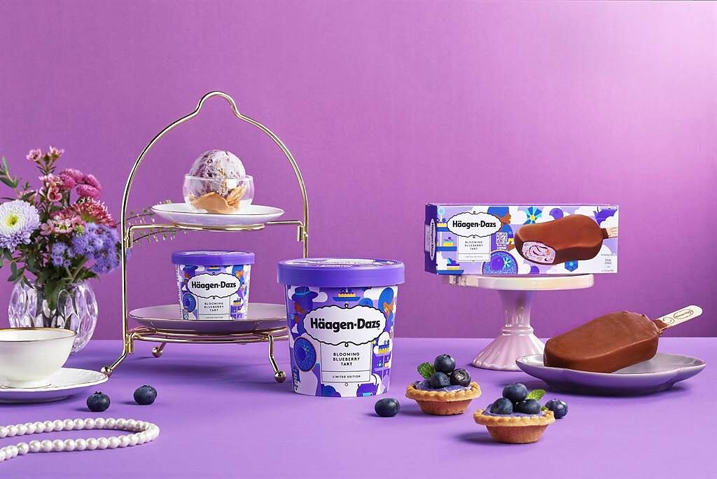 哈根達斯可口藍莓冰淇淋融入「藍莓塔」，裡頭還吃得到鬆酥塔皮，脆皮雪糕同樣有層次豐富感受，115元起。（哈根達斯提供）