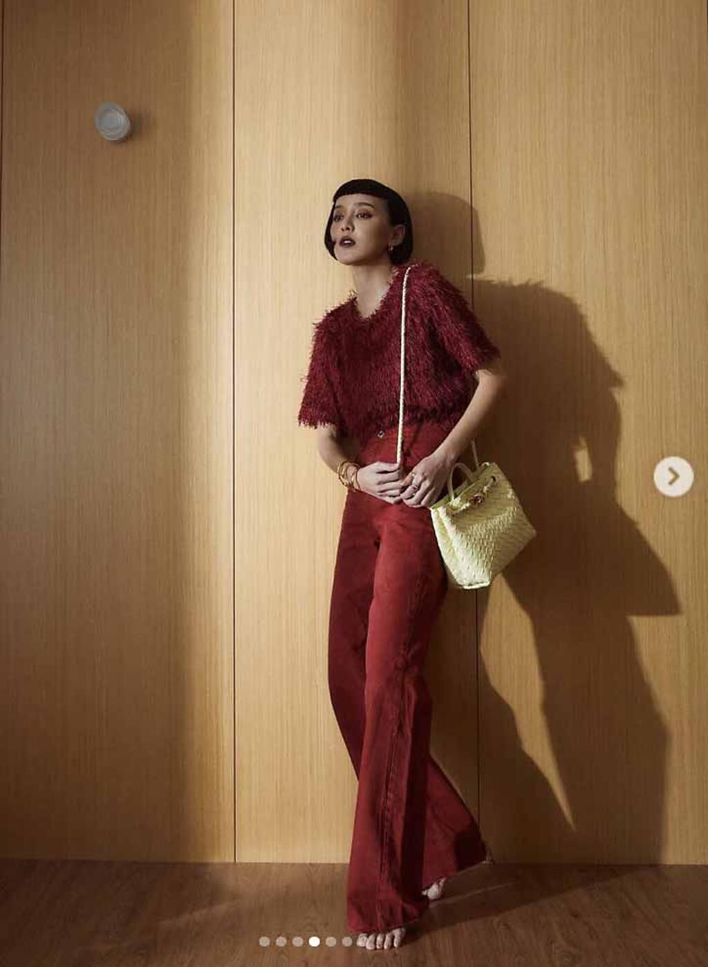 KIWI李函以全身的紅色造型，撞色搭配Bottega Veneta Andiamo 深綠色編織皮革中型手提包。（摘自IG）