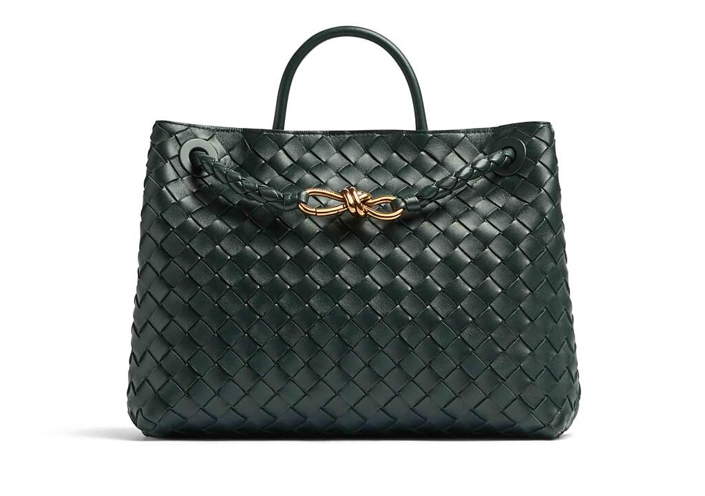 Bottega Veneta Andiamo 深綠色編織皮革中型手提包 ，15萬800元。（Bottega Veneta提供）
