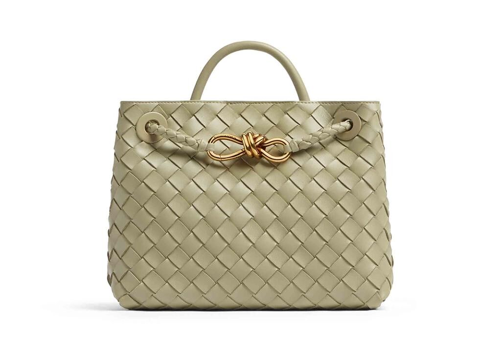 Bottega Veneta Andiamo 石灰棕編織皮革小型手提包 ，11萬9300元。（Bottega Veneta提供）