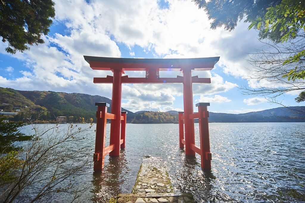 箱根神社的和平鳥居矗立於蘆之湖畔，是當地超熱門打卡地點。　圖：小田急箱根控股／來源