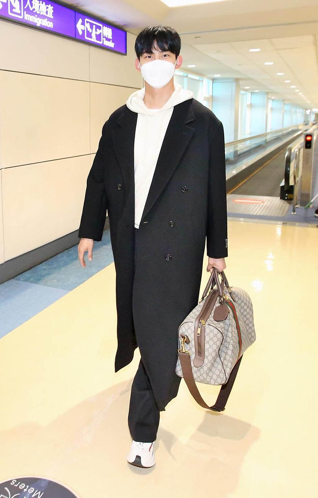 2PM玉澤演睽違四年登台，於機場親切與現場媒體打招呼。（范揚光攝）