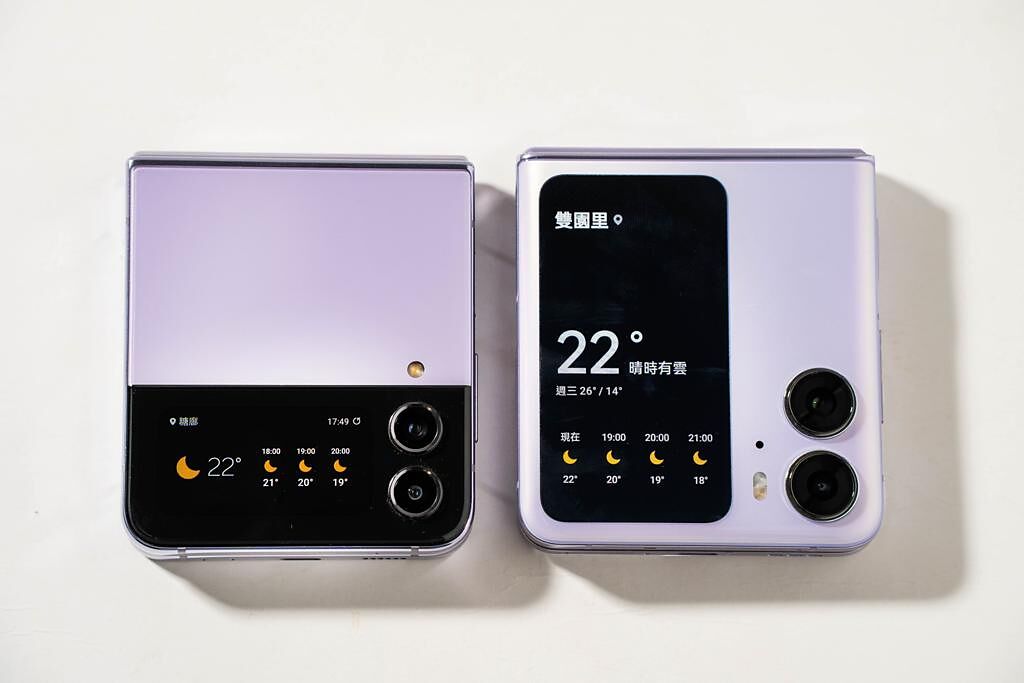 三星Galaxy Z Flip4（左）與OPPO Find N2 Flip相比，外螢幕較小，但小工具功能相當，只有在拍照時才有明顯使用上的差異。（石智中攝）
