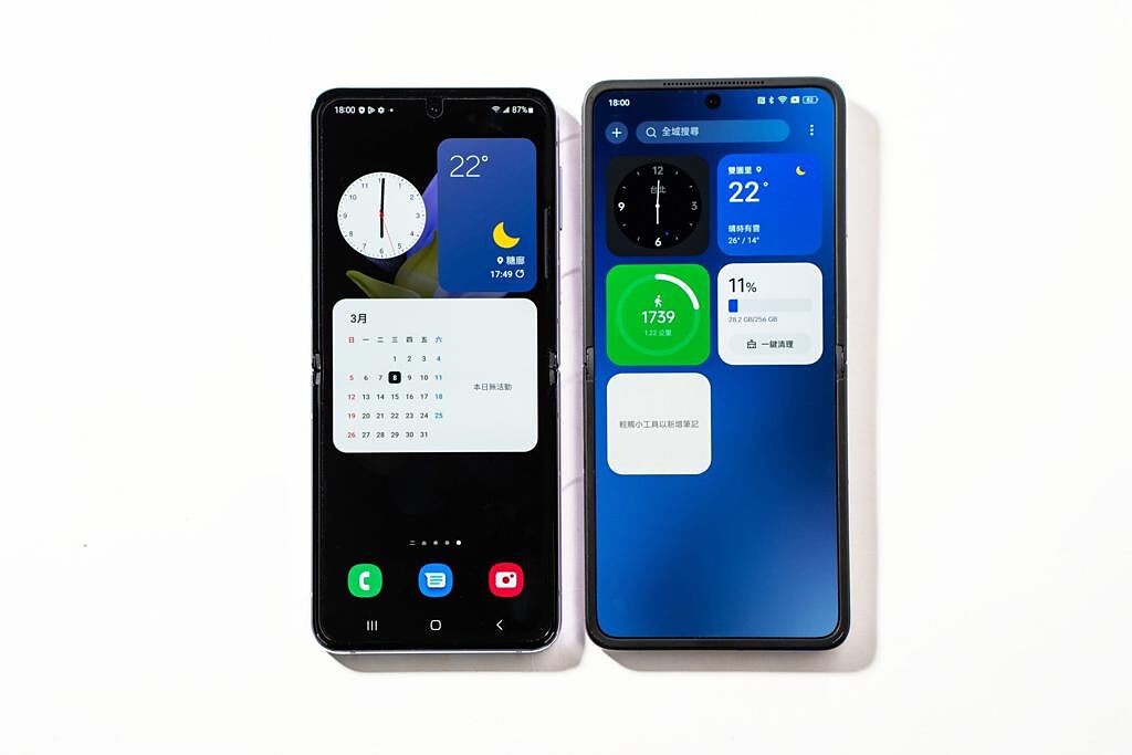 三星Galaxy Z Flip4（左）打開後的螢幕較窄長，使用起來也更順手，OPPO Find N2 Flip則是螢幕稍大，但兩機同樣可自訂Widget小工具。（石智中攝）