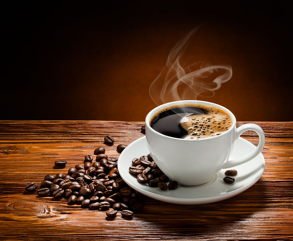義大利人就愛喝咖啡，街上隨處都有咖啡店，連出國比賽也要帶咖啡機到球場。（示意圖／Shutterstock）