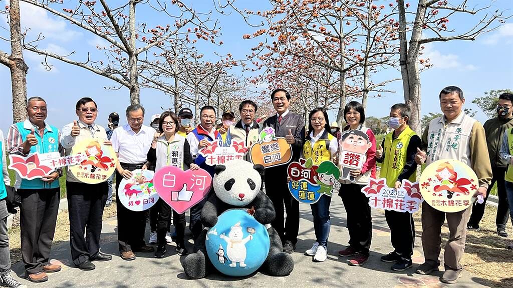台南市長黃偉哲（右六）一早到場揭開花季序幕。（張毓翎攝）