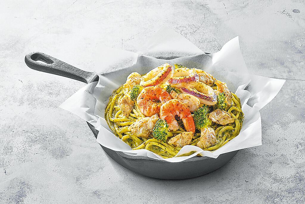 必勝客Pasta Hut「紙包義大利麵」包含海鮮口味，吃得到新鮮海味，單點199元。（必勝客提供）