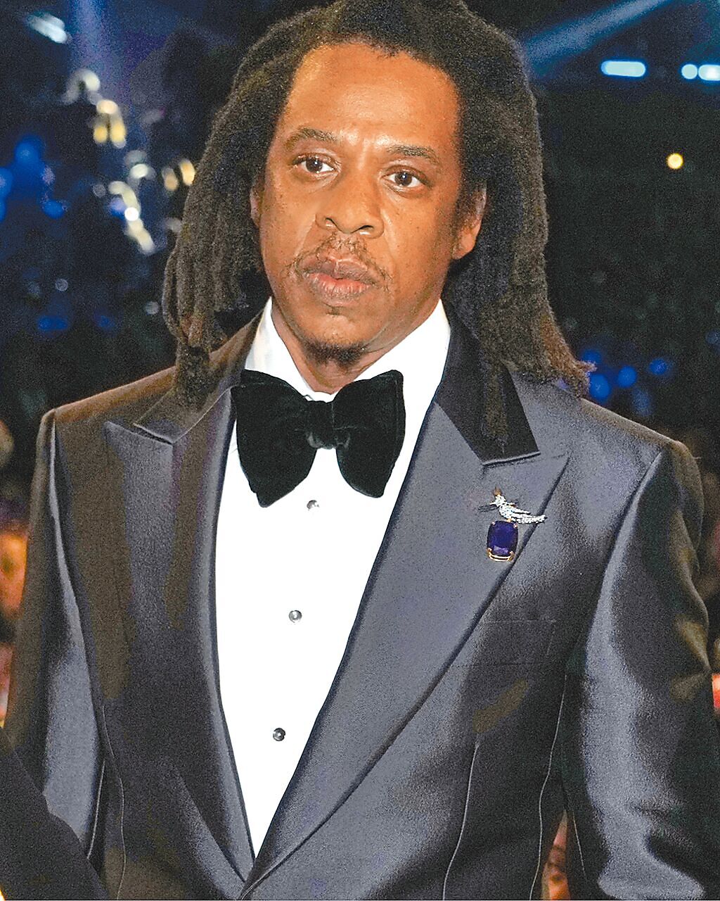 饒舌歌手Jay-Z佩戴Tiffany & Co. Schlumberger石上鳥胸針。（Tiffany & Co.提供）