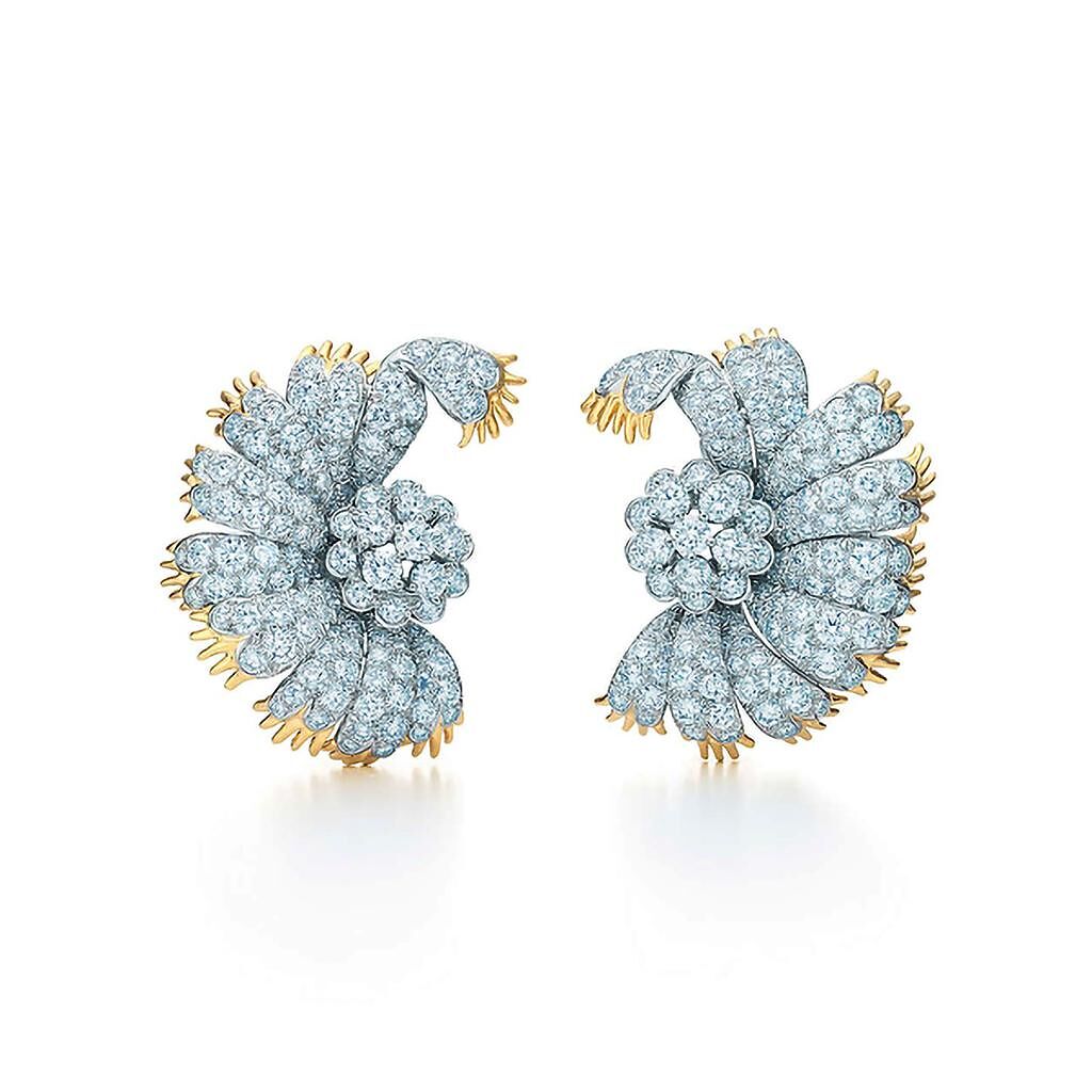 Tiffany & Co. Schlumberger 鉑金與18K金鑲嵌鑽石珊瑚造型耳環。（Tiffany & Co.提供）