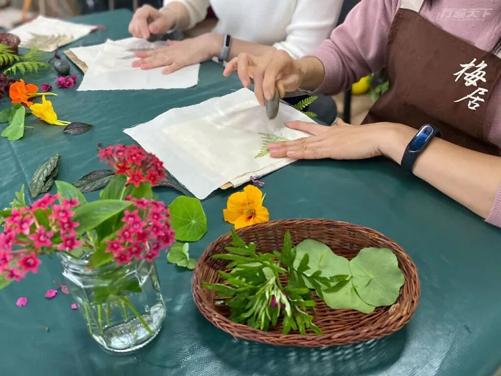 使用自行採摘的香草與植物，跟著老師在512學堂學習花草槌染，過程療癒而有趣。（圖／行遍天下提供）