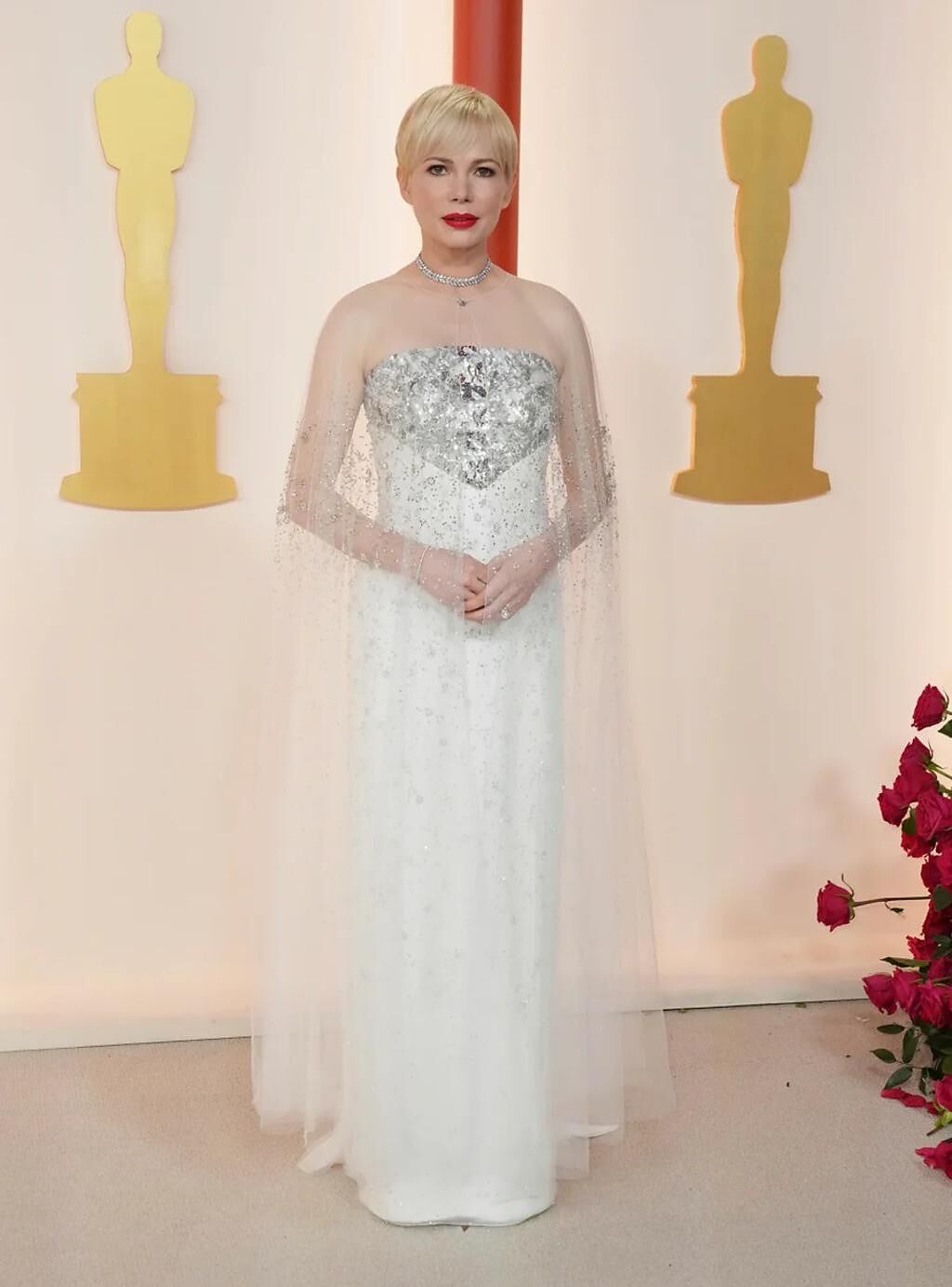 蜜雪兒威廉斯穿上香奈兒白色訂製禮服搭配Tiffany & Co.珠寶。（美聯社）
