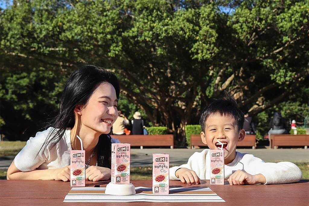 克寧「超級食物」保久乳飲品系列獲得家庭客、年輕人喜愛，因此再推新品「紅豆燕麥牛乳」，一手六入99元起。（雀巢提供）