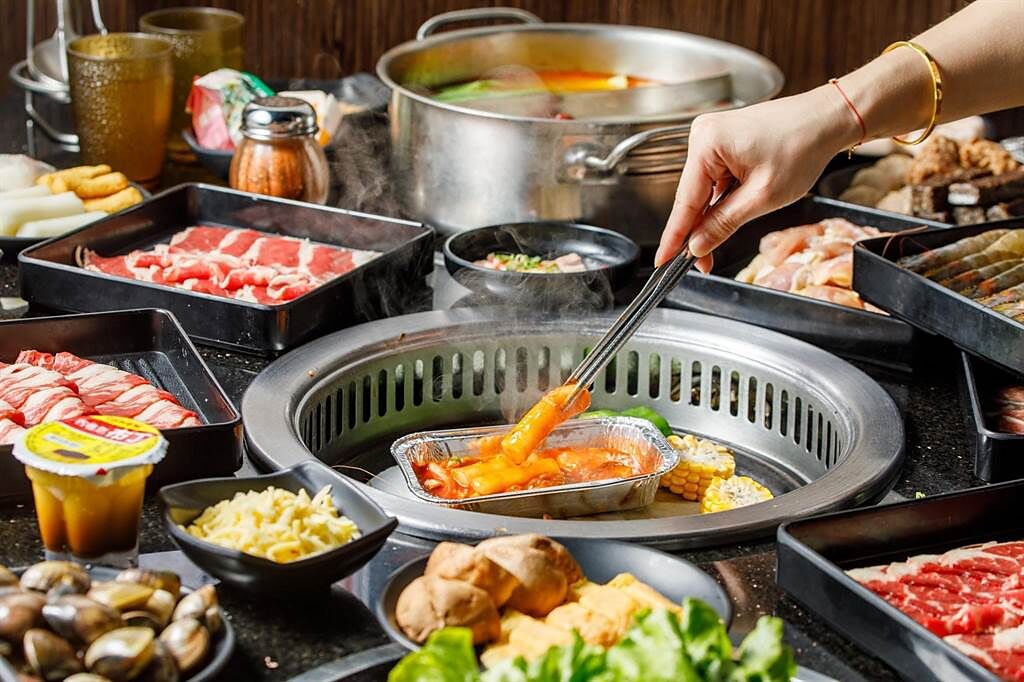 金大鋤全門市提供火烤兩吃服務，湯頭包含經典的壽喜燒。（摘自金大鋤臉書）