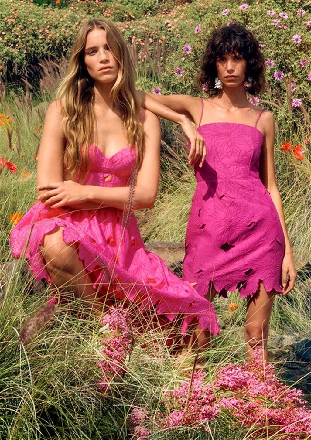 H＆M春夏系列包括工裝褲、印花連衣裙等單品，配色豐富鮮豔。（H＆M提供）