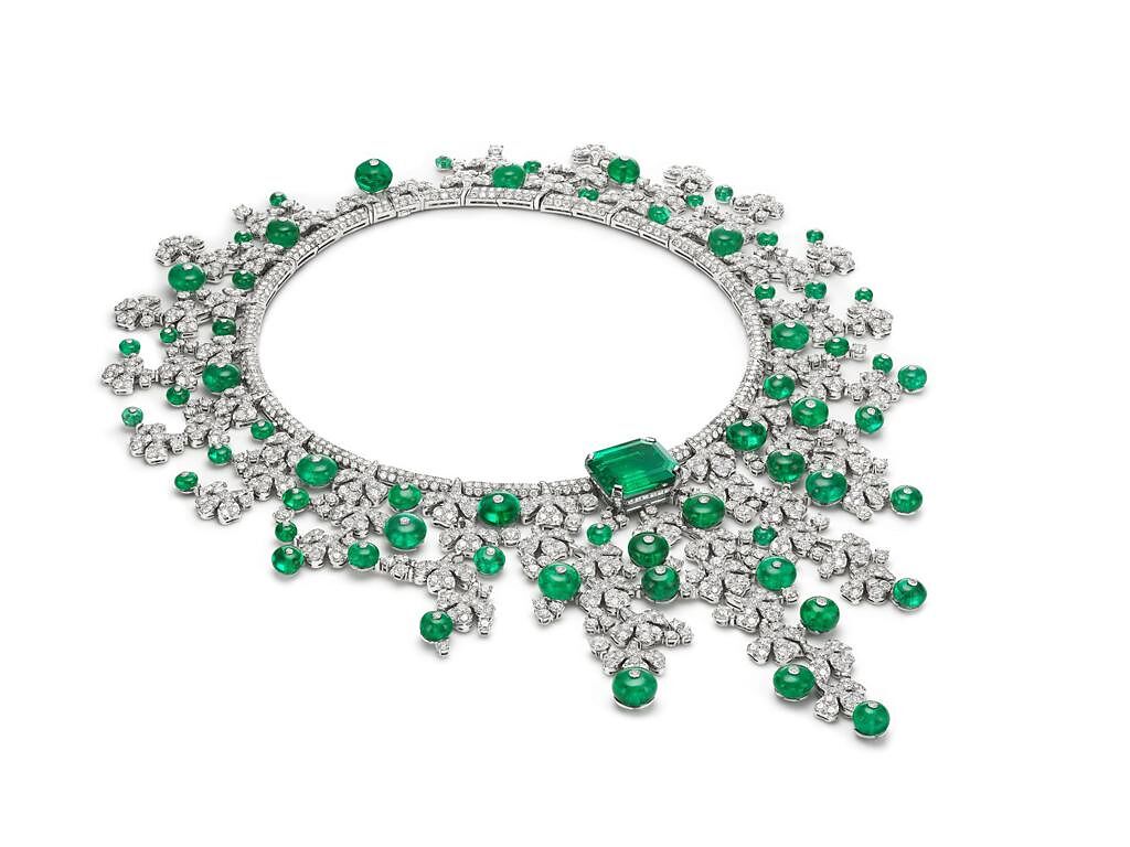 寶格麗「伊甸奇蹟花園」珠寶展登台，其中最貴的是這件以維納斯髮絲為靈感創作的Emerald Venus祖母綠項鍊，要價逾1.5億元。 （BVLGARI提供）
