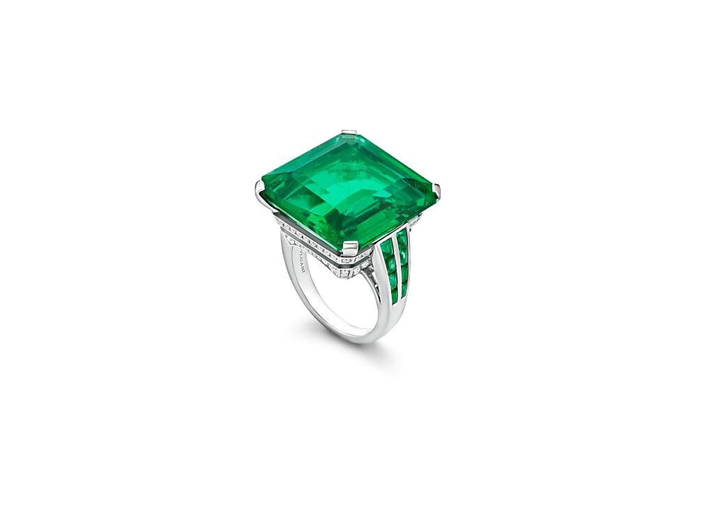 寶格麗伊甸奇蹟花園系列Emerald Gift祖母綠戒指，主石為24.40克拉祖母綠。（BVLGARI提供）