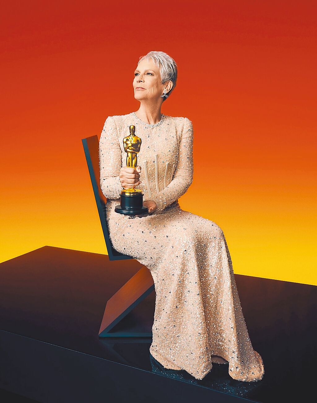 拿下奧斯卡最佳女配角獎的潔美李寇蒂斯原本一路嗨到底，坐在Zig-Zag單椅上拍照就顯露女王架式。（摘自美國影藝學院官網）