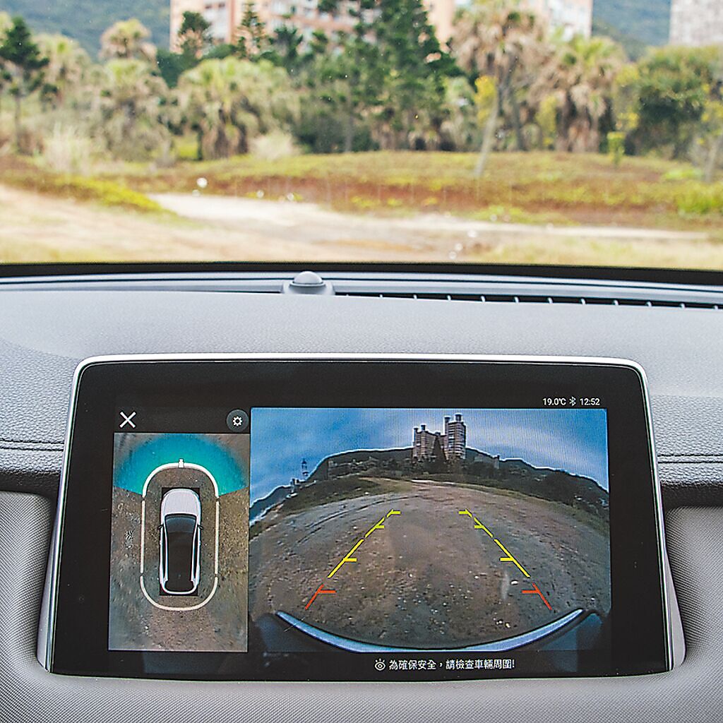 10.1吋懸浮式觸控螢幕可顯示車輛周遭影像。（陳大任攝）