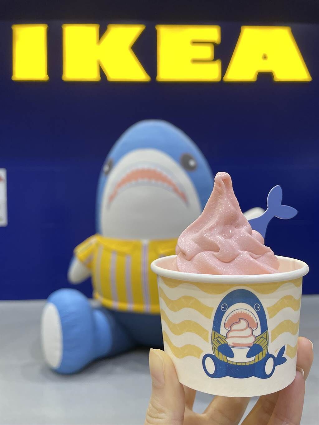 IKEA春季嘉年華活動推出草莓鯊鯊杯，草莓口味的霜淇淋上面插著造型鯊魚魚尾，十分吸睛。（IKEA宜家家居提供）