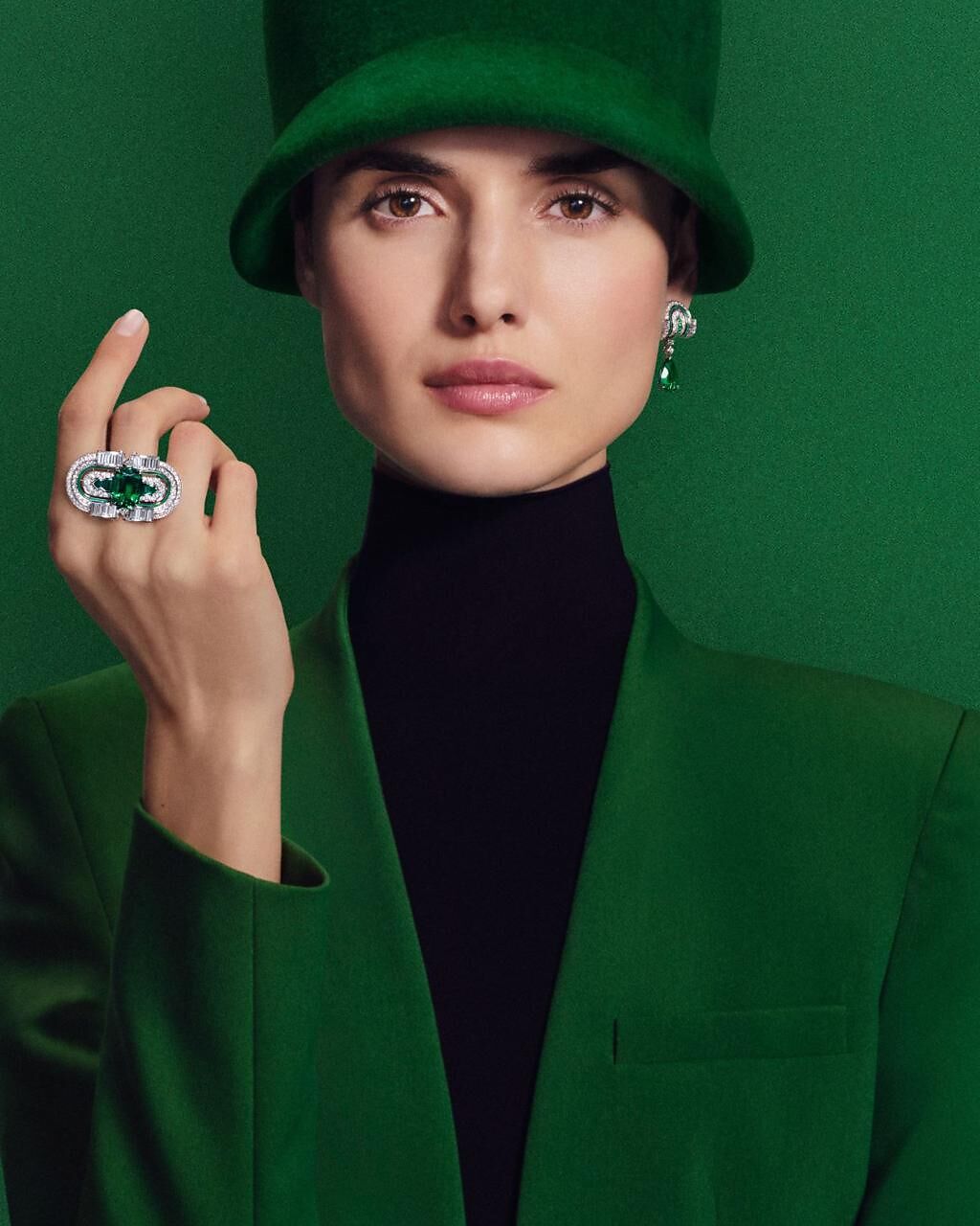 寶詩龍以伊莉莎白二世的胸針為靈感設計的Green Garden祖母綠戒指，2875萬元。（Boucheron提供）